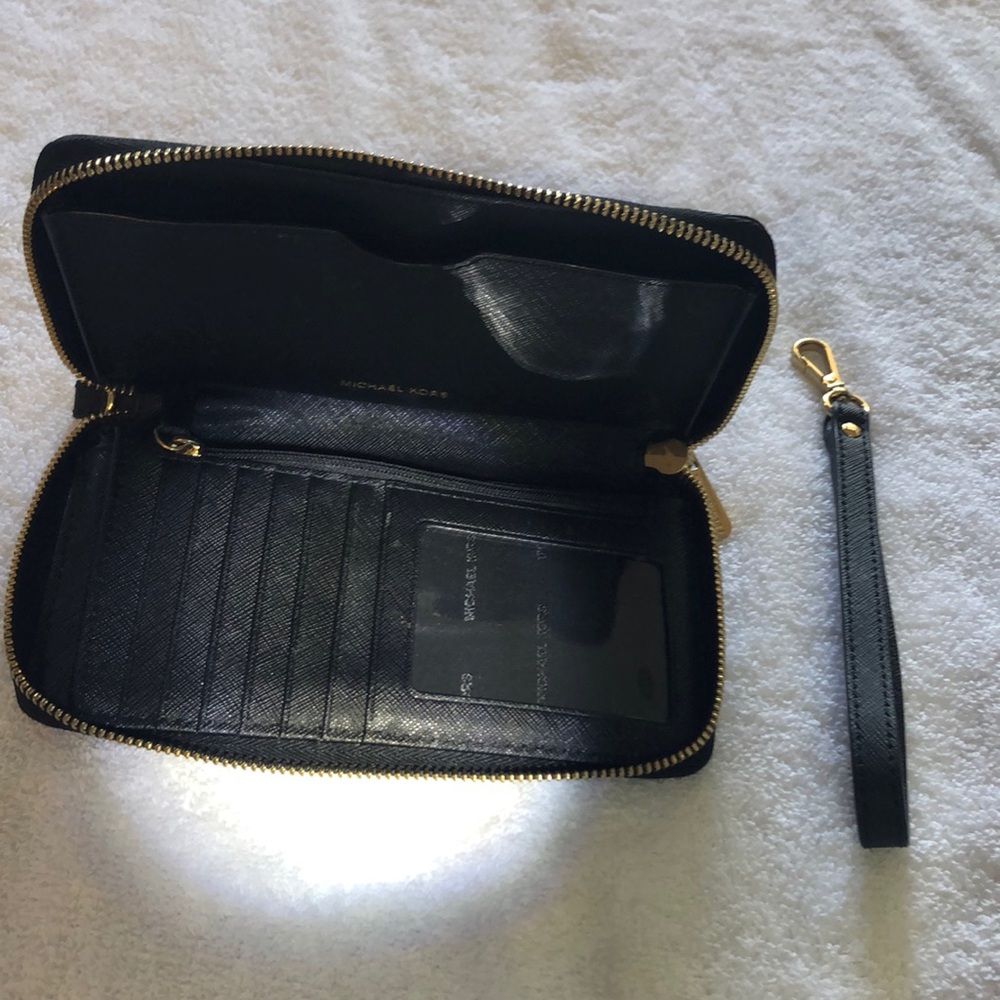 Micheal Kors wallet. - Picture 4 of 5
